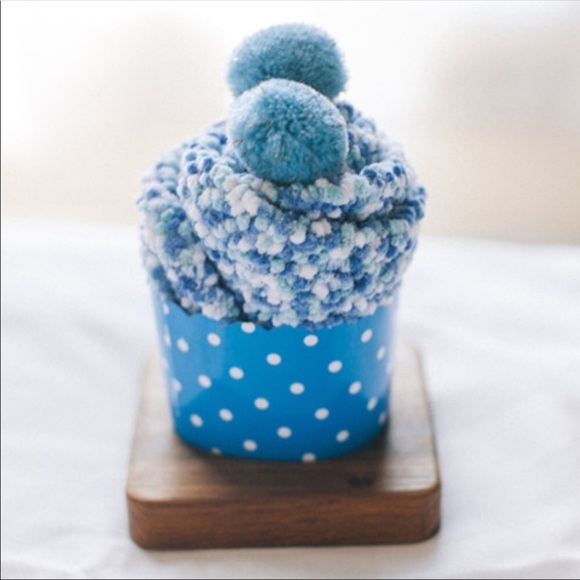 CUPCAKE POM POM FUZZY SOCKS BLUE - Picture 1 of 4
